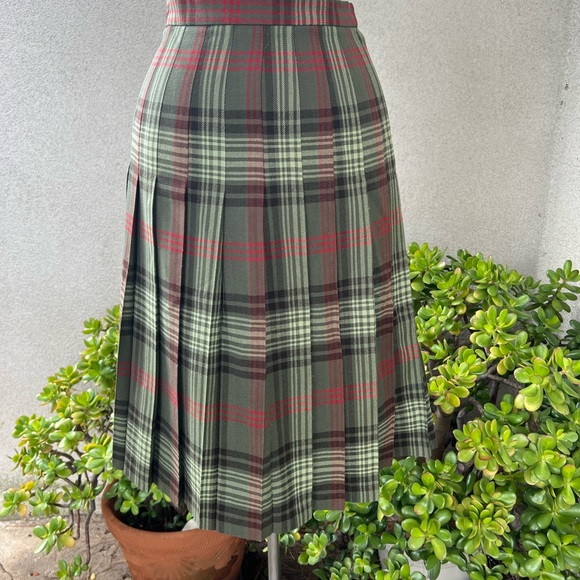 Vintage plaid tartan greens pleated wool skirt Sz Small by The Scotch House - Picture 8 of 10